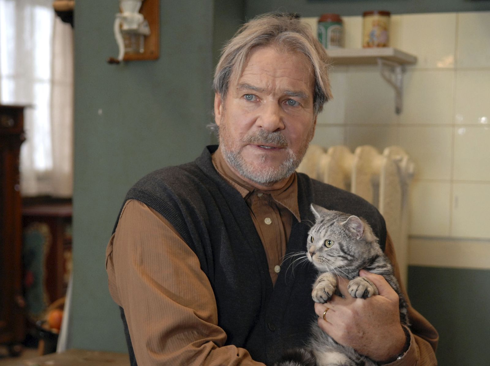 Siegmar (Götz George) und das Streitobjekt einer ehelichen Gemeinschaft: die Katze. (Bild: NDR / Susanne Dittmann)