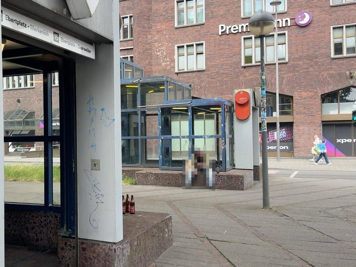 Zwei Aufzugshäuschen über der KVB-Haltestelle Hansaring