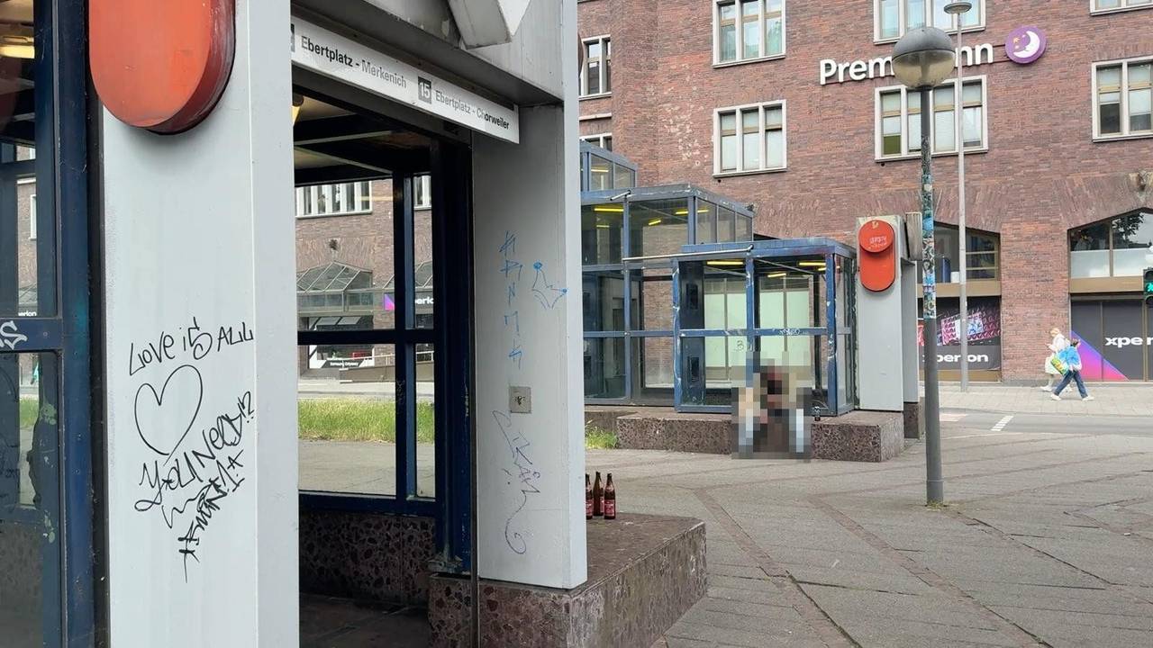Zwei Aufzugshäuschen über der KVB-Haltestelle Hansaring