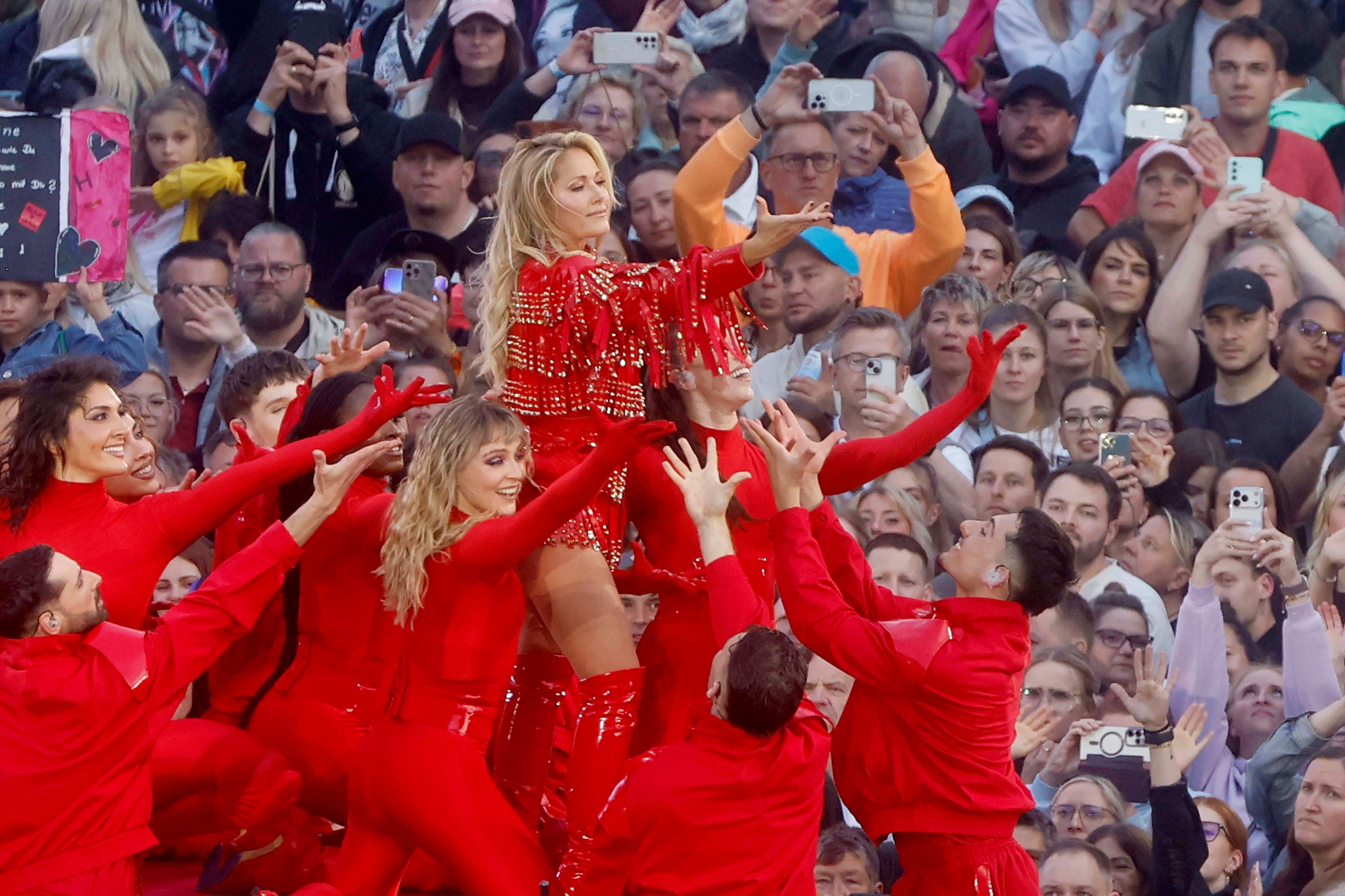 Helene Fischer mit Tänzern und Publikum