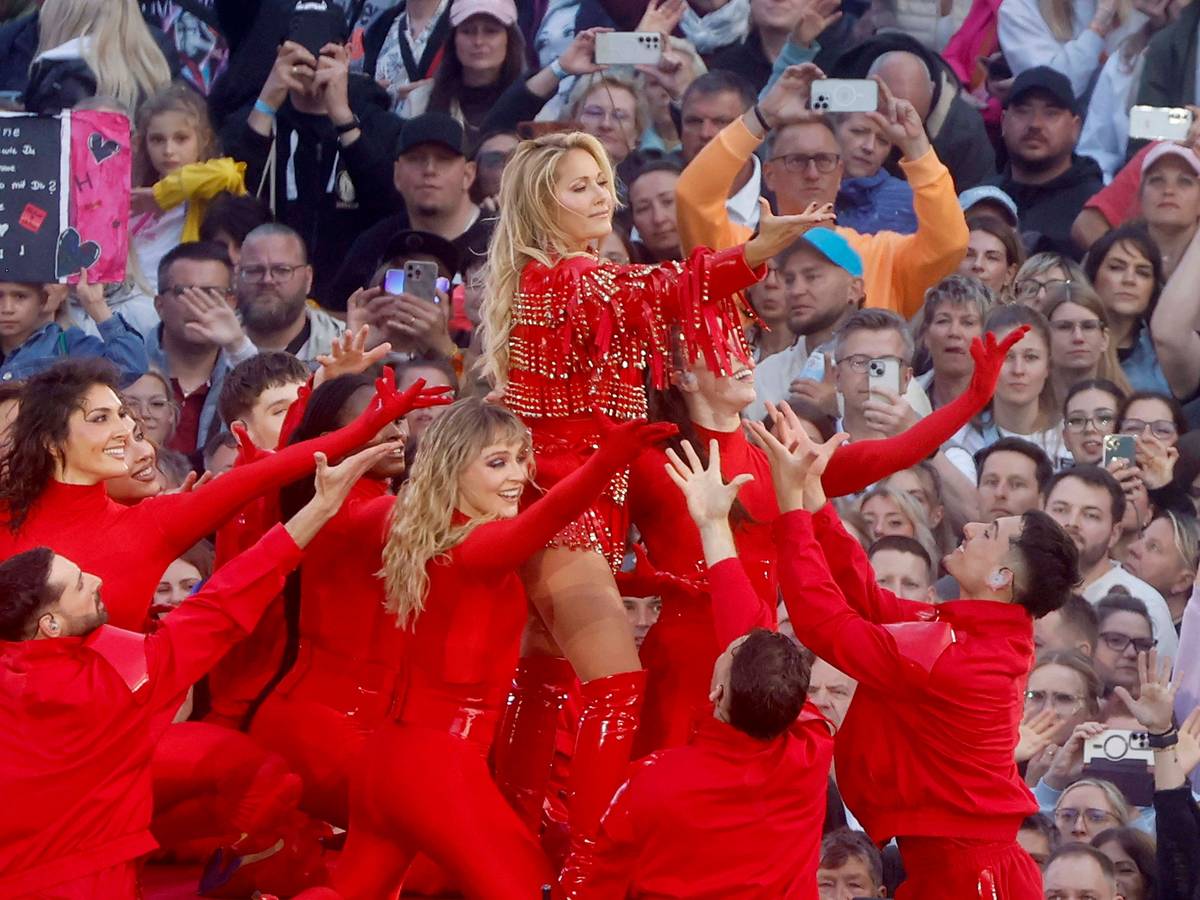 Helene Fischer mit Tänzern und Publikum