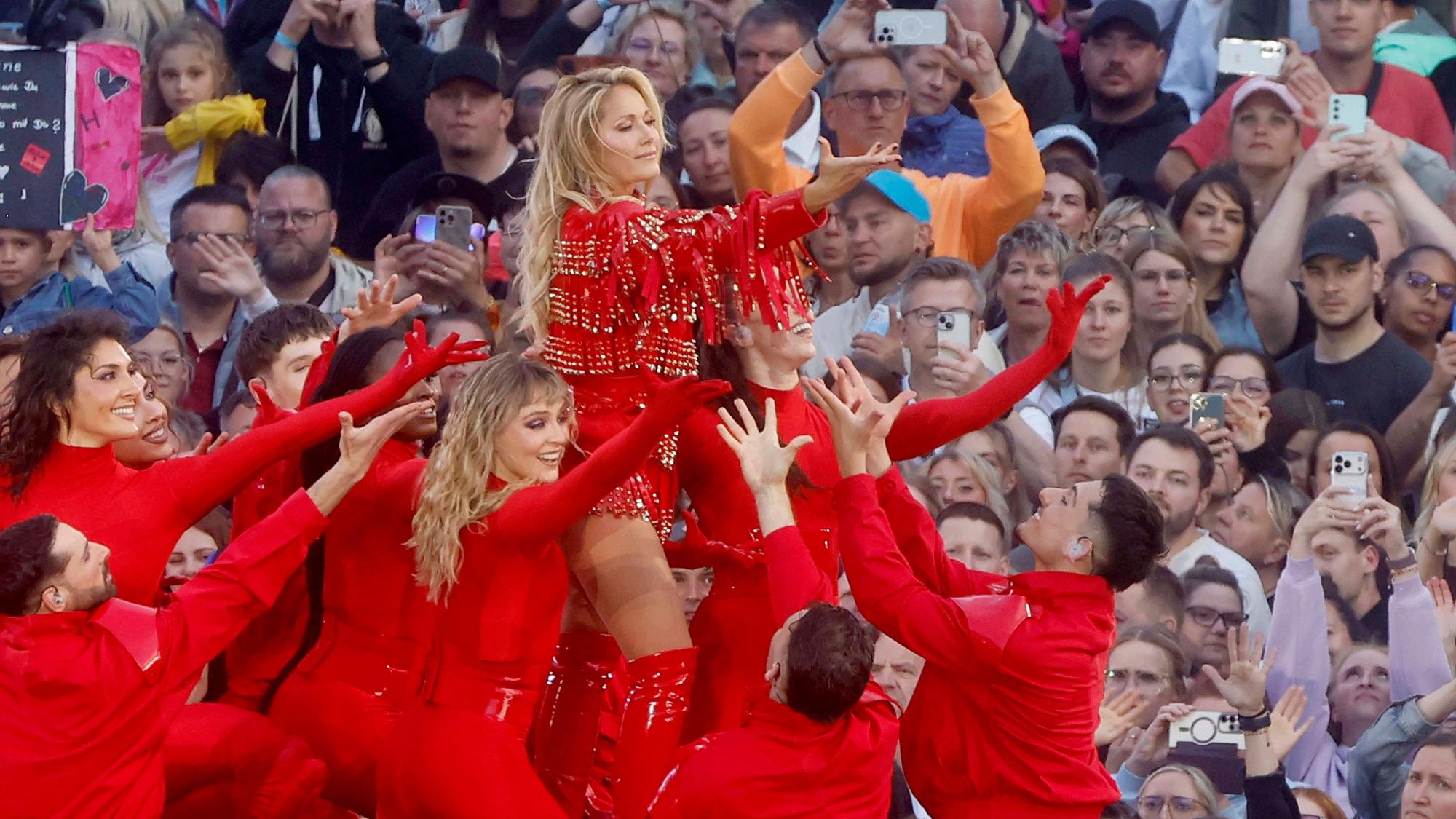 Helene Fischer mit Tänzern und Publikum