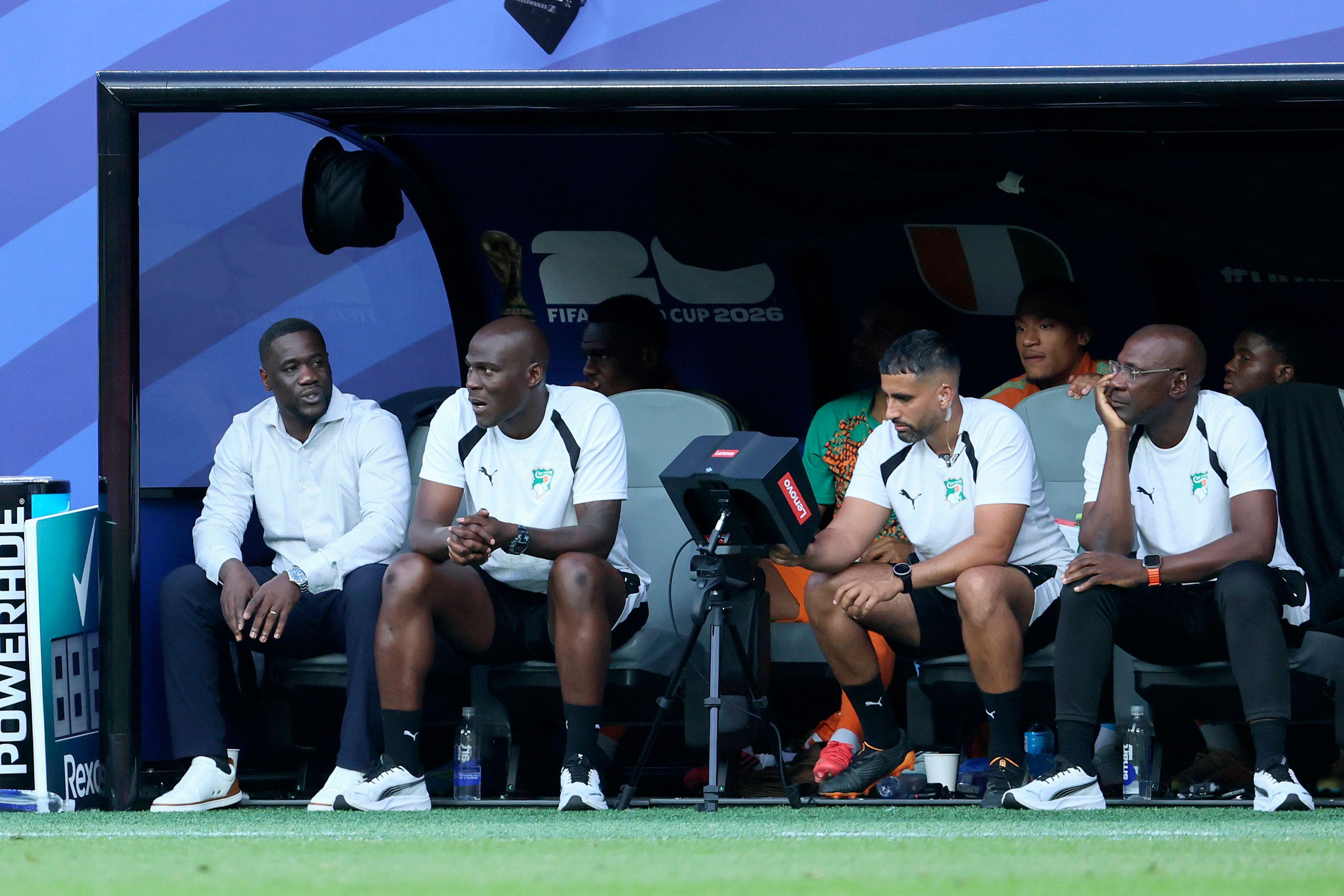 Emerse Fae und Guy Demel auf der Trainerbank der Elfenbeinküste.