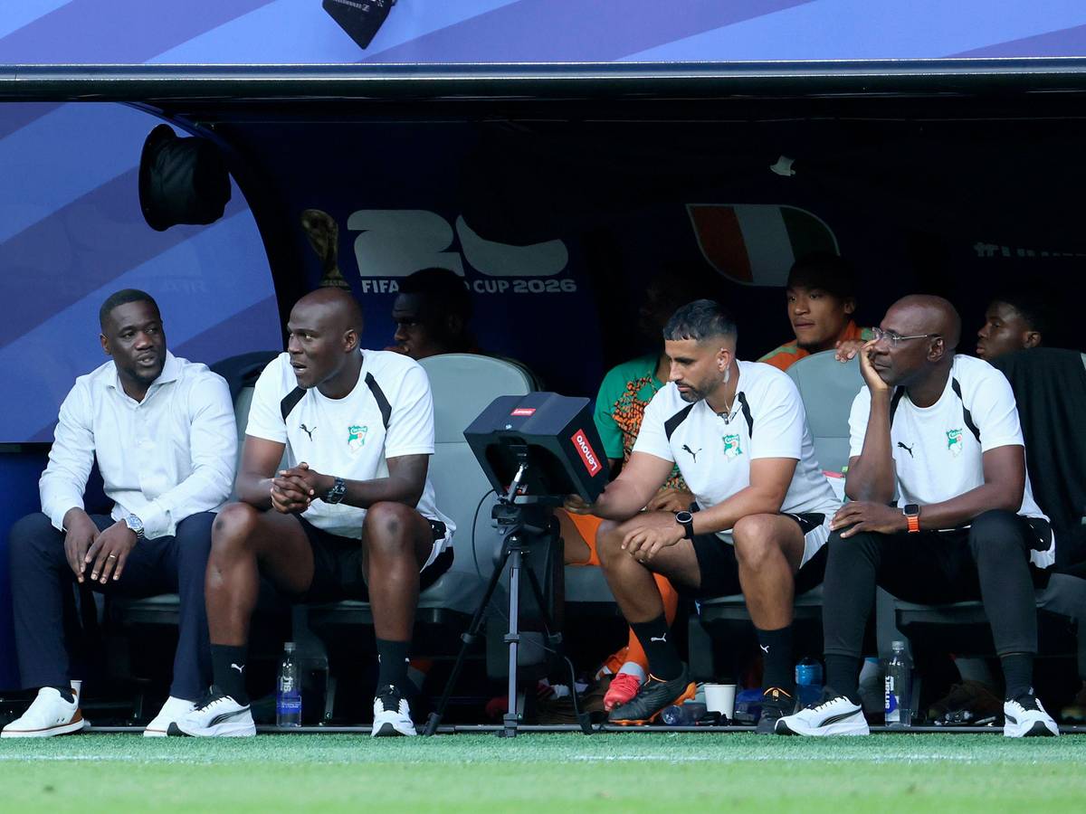 Emerse Fae und Guy Demel auf der Trainerbank der Elfenbeinküste.