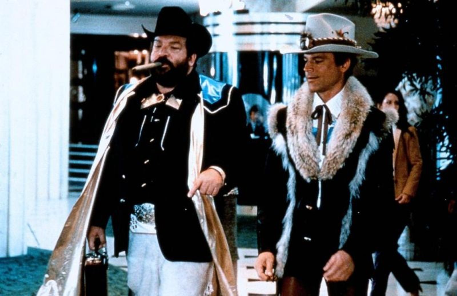 Ein bisschen Verwechslungskomödie, ein bisschen James-Bond-Satire: Rosco (Terence Hill) und Doug (Bud Spencer) sind „Zwei bärenstarke Typen (1983)“, die ständig auf der Flucht vor der Polizei sind. (Bild: 3L Film)