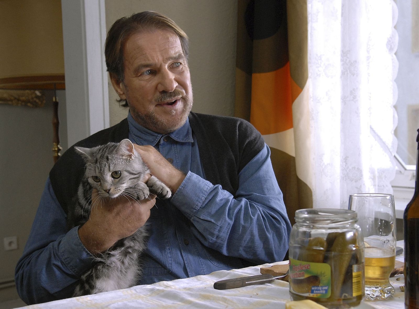 Siegmar (Götz George) und sein einziger Freund im unterkühlten neuen Zuhause: die Katze. (Bild: NDR / Susanne Dittmann)