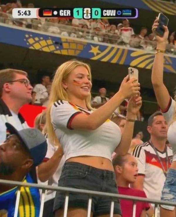 Drei blonde Frauen (KI-generiert) jubeln im Deutschland-Trikot.