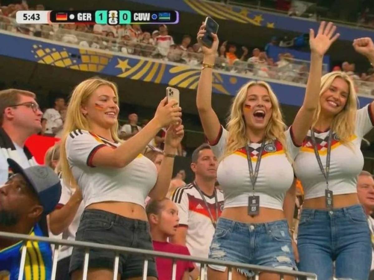 Drei blonde Frauen (KI-generiert) jubeln im Deutschland-Trikot.