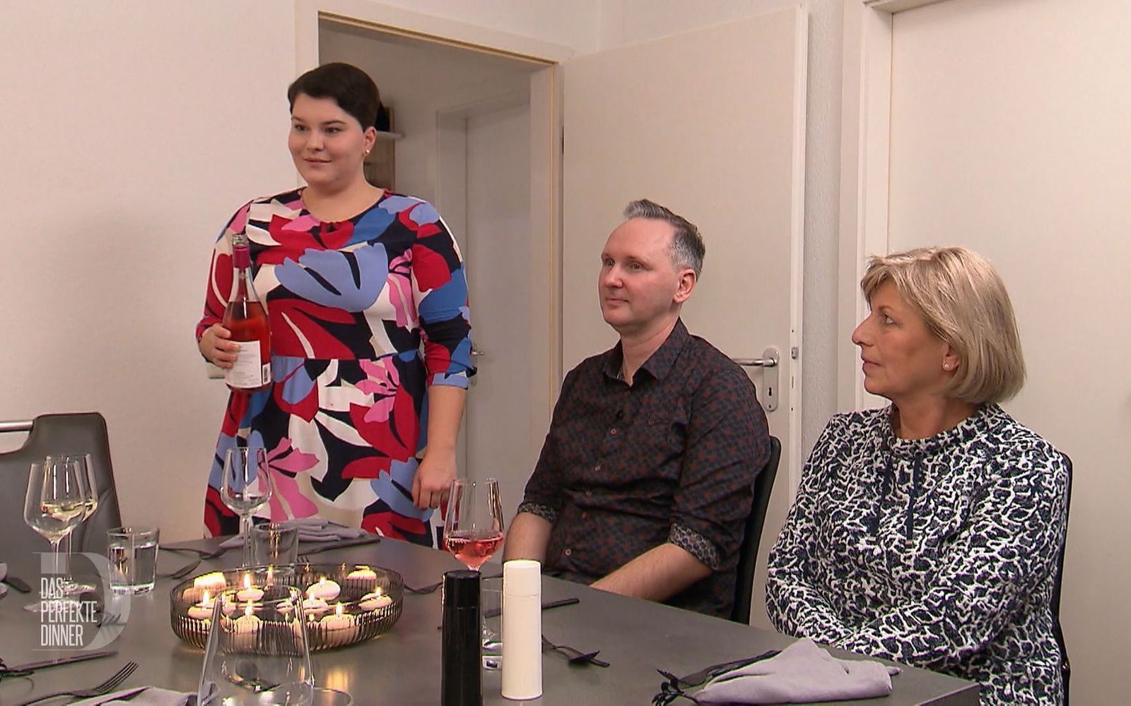 Vicky (links) hat bei ihrem Essen alles Tierische für Lisa (nicht im Bild) ersetzt - nur beim Wein hat sie nicht auf das Label „vegan“ geachtet.
 (Bild: RTL)
