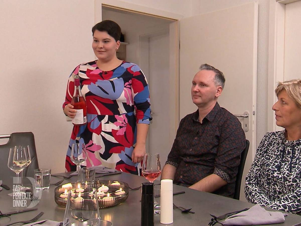 Vicky (links) hat bei ihrem Essen alles Tierische für Lisa (nicht im Bild) ersetzt - nur beim Wein hat sie nicht auf das Label „vegan“ geachtet.
(Bild: RTL)