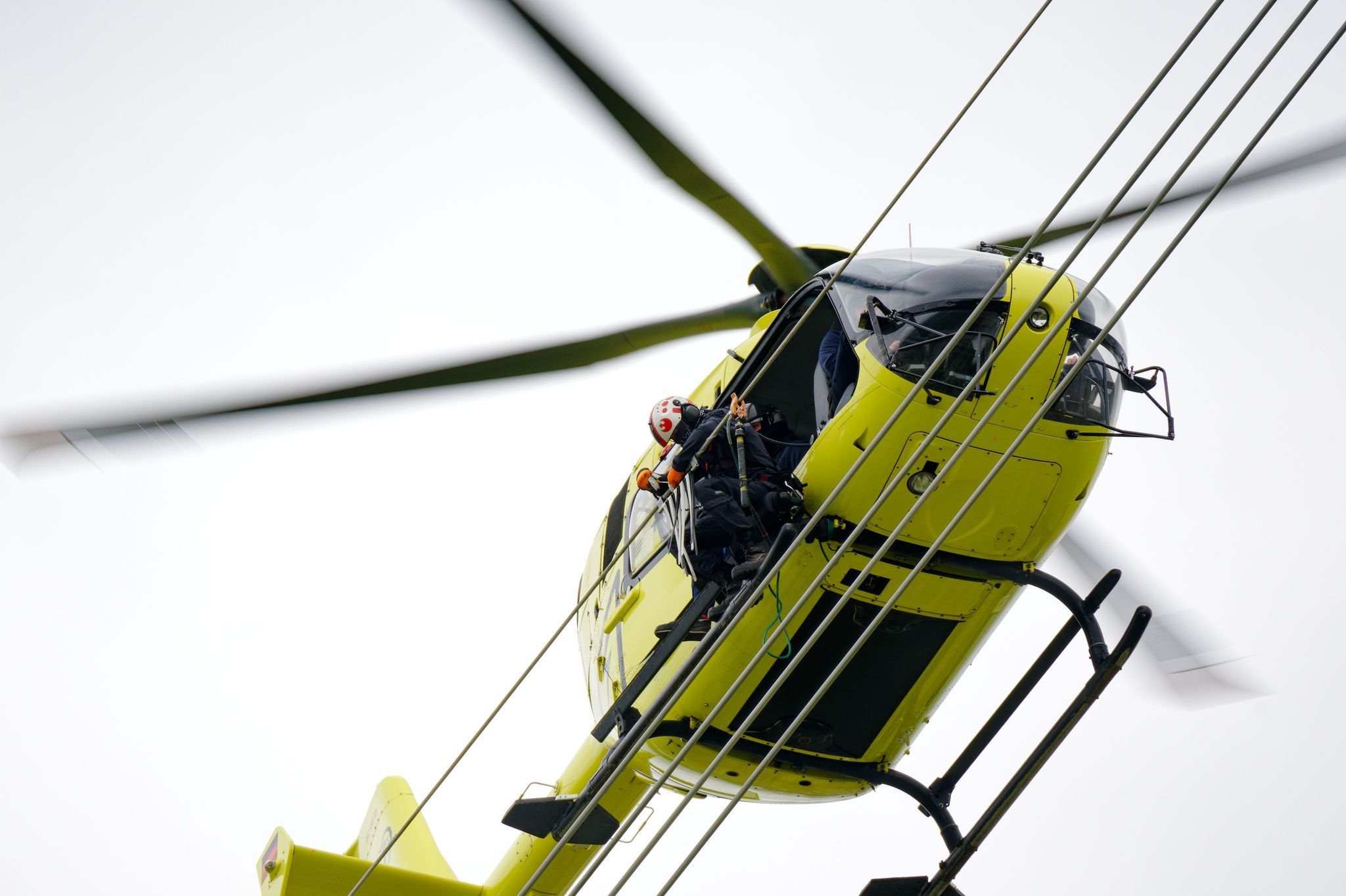 Helikopterarbeiten an Stromleitung