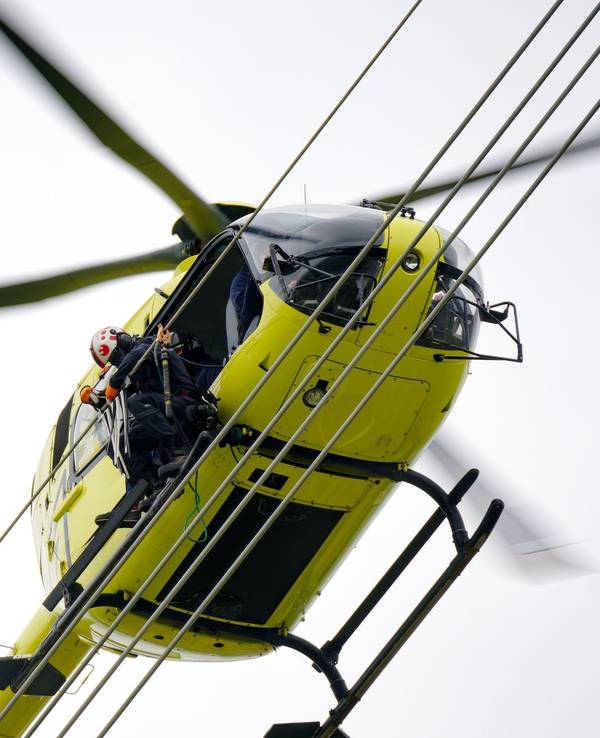 Helikopterarbeiten an Stromleitung