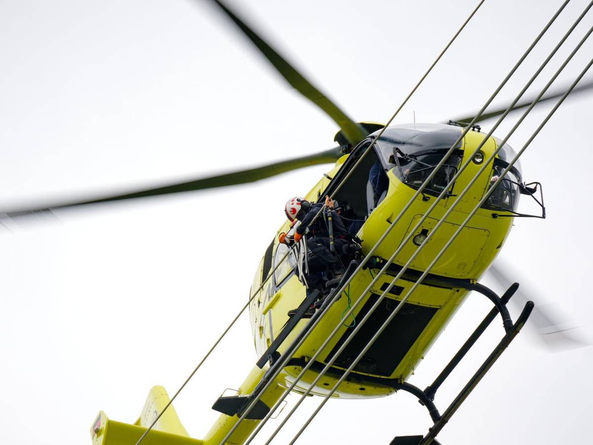 Helikopterarbeiten an Stromleitung