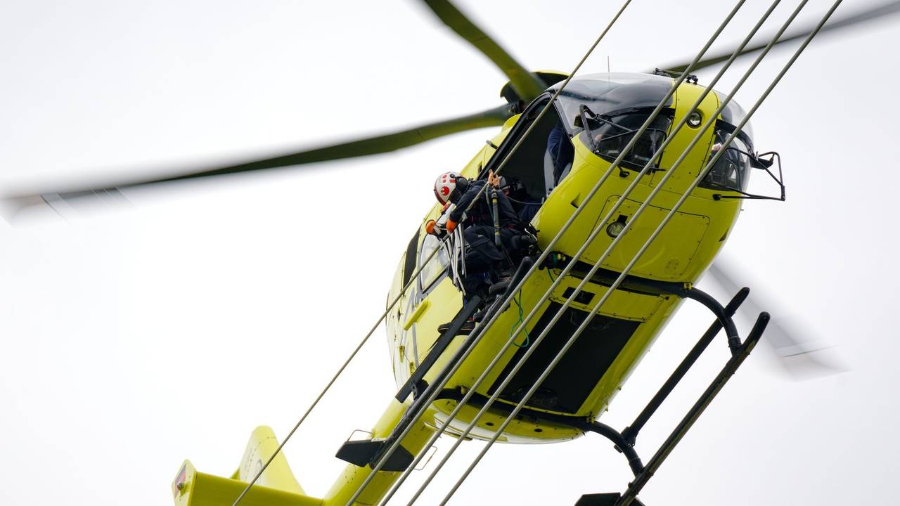 Helikopterarbeiten an Stromleitung