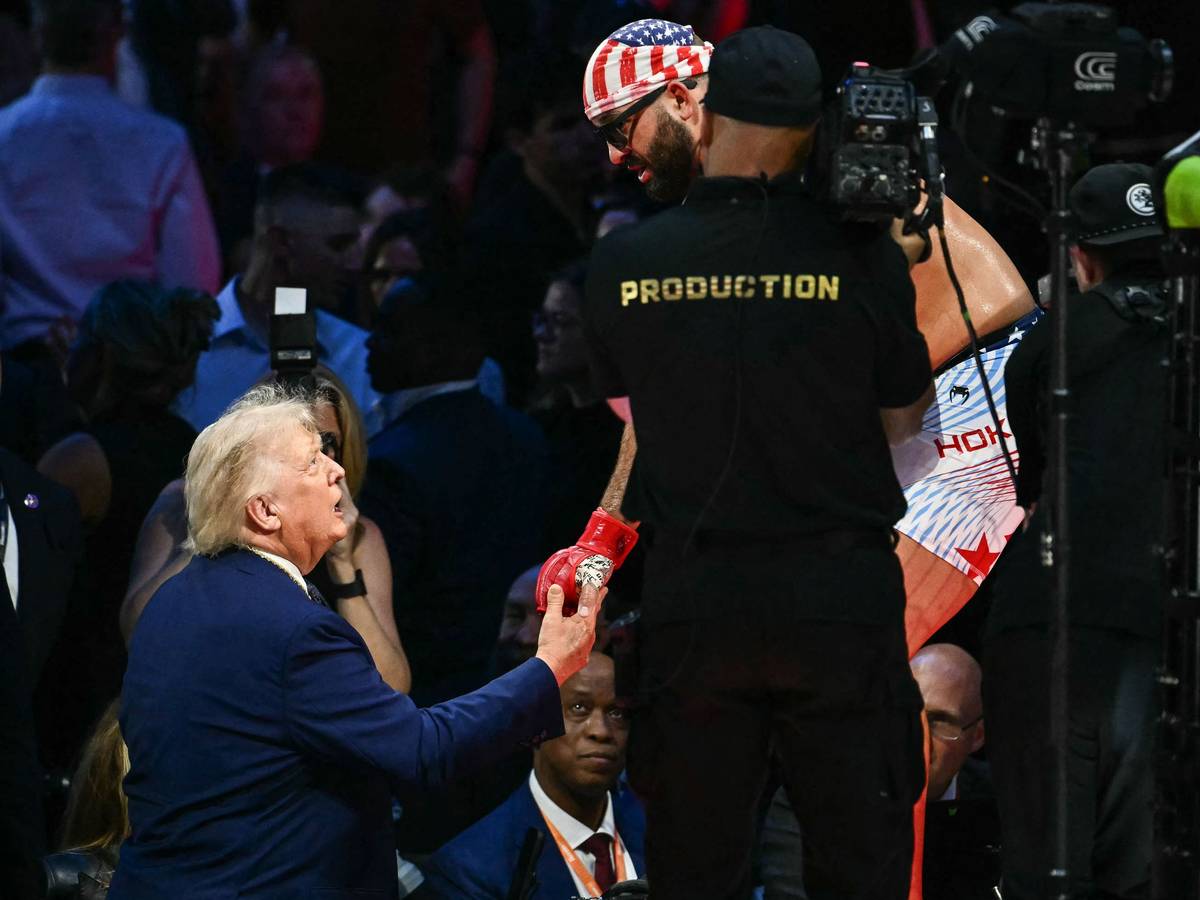 Shake Hands: US-Präsident Donald Trump gibt dem MMA-Kämpfer Josh Hokit die Hand.