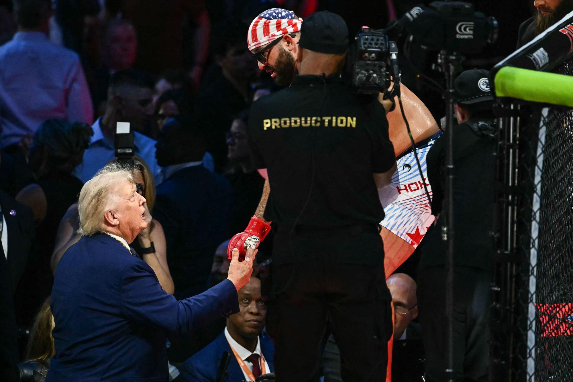 Shake Hands: US-Präsident Donald Trump gibt dem MMA-Kämpfer Josh Hokit die Hand.