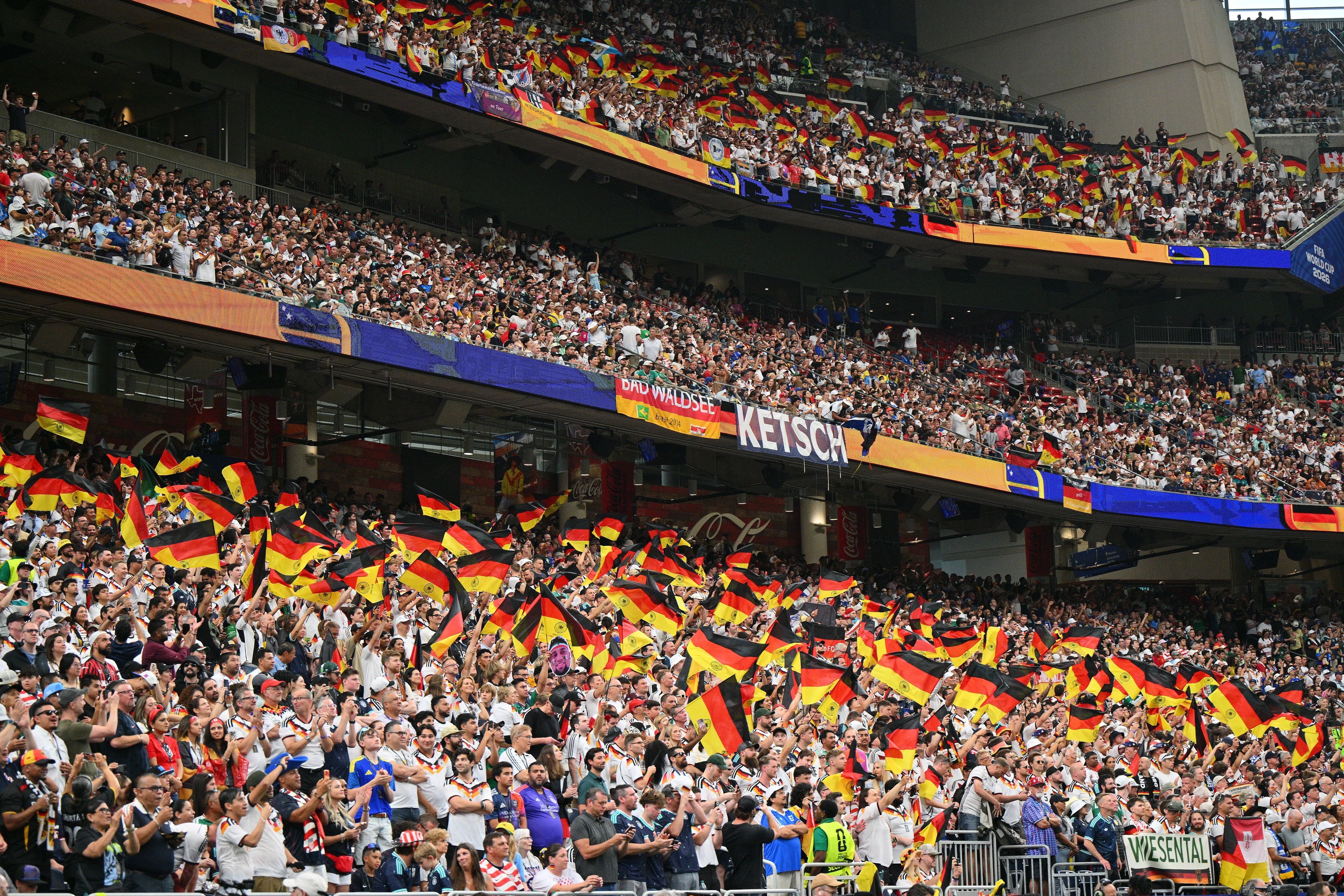 Deutsche Fans im Stadion in Houston beim Spiel gegen Curacao.