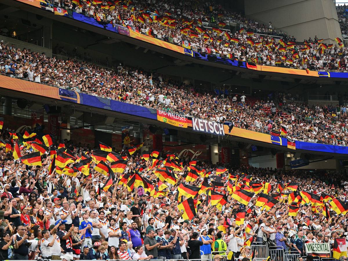 Deutsche Fans im Stadion in Houston beim Spiel gegen Curacao.