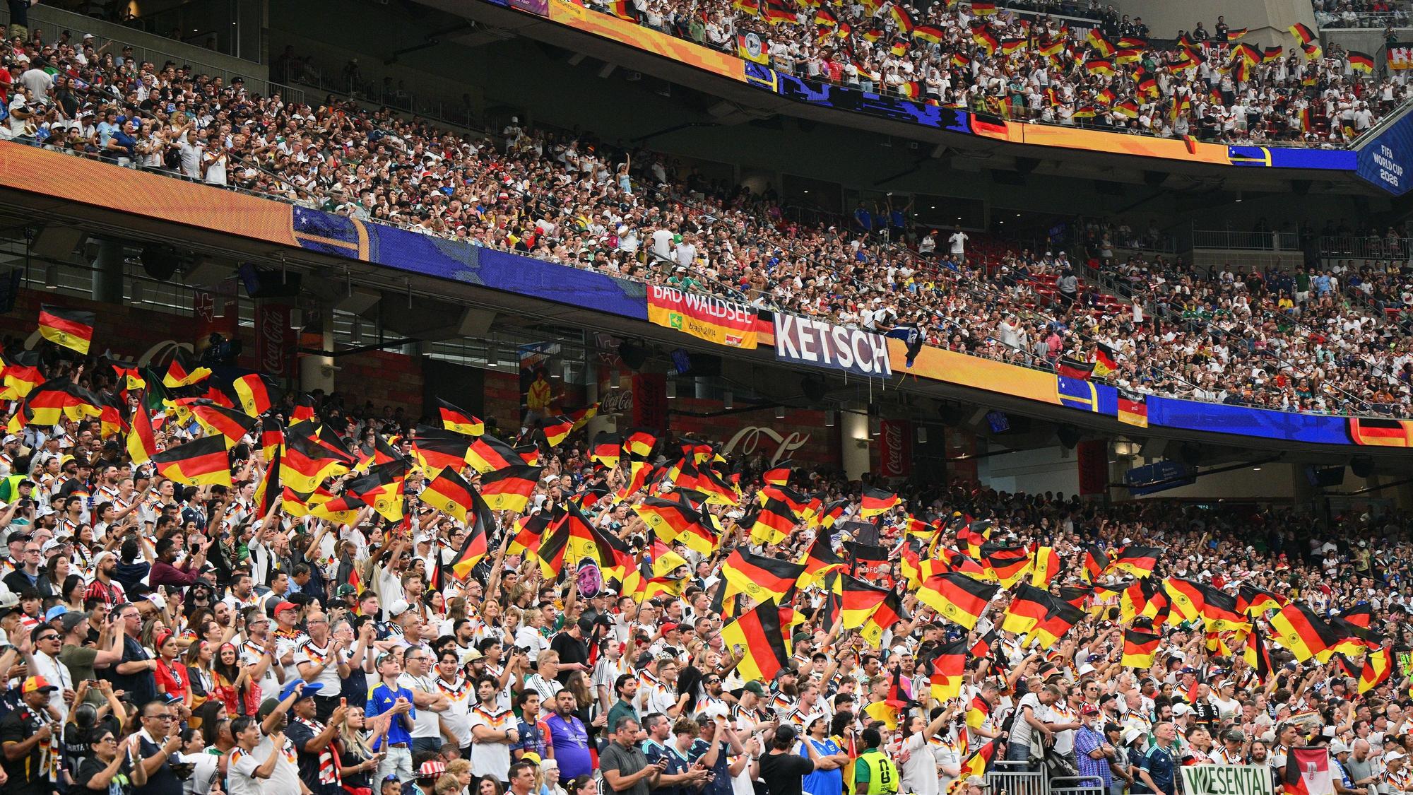 Deutsche Fans im Stadion in Houston beim Spiel gegen Curacao.