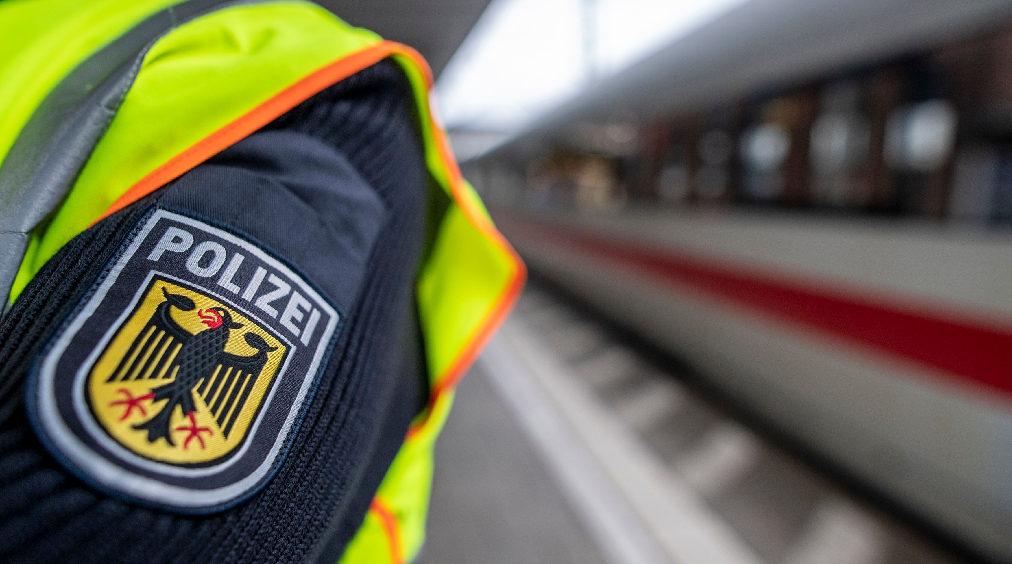 Bundespolizist und ein Zug