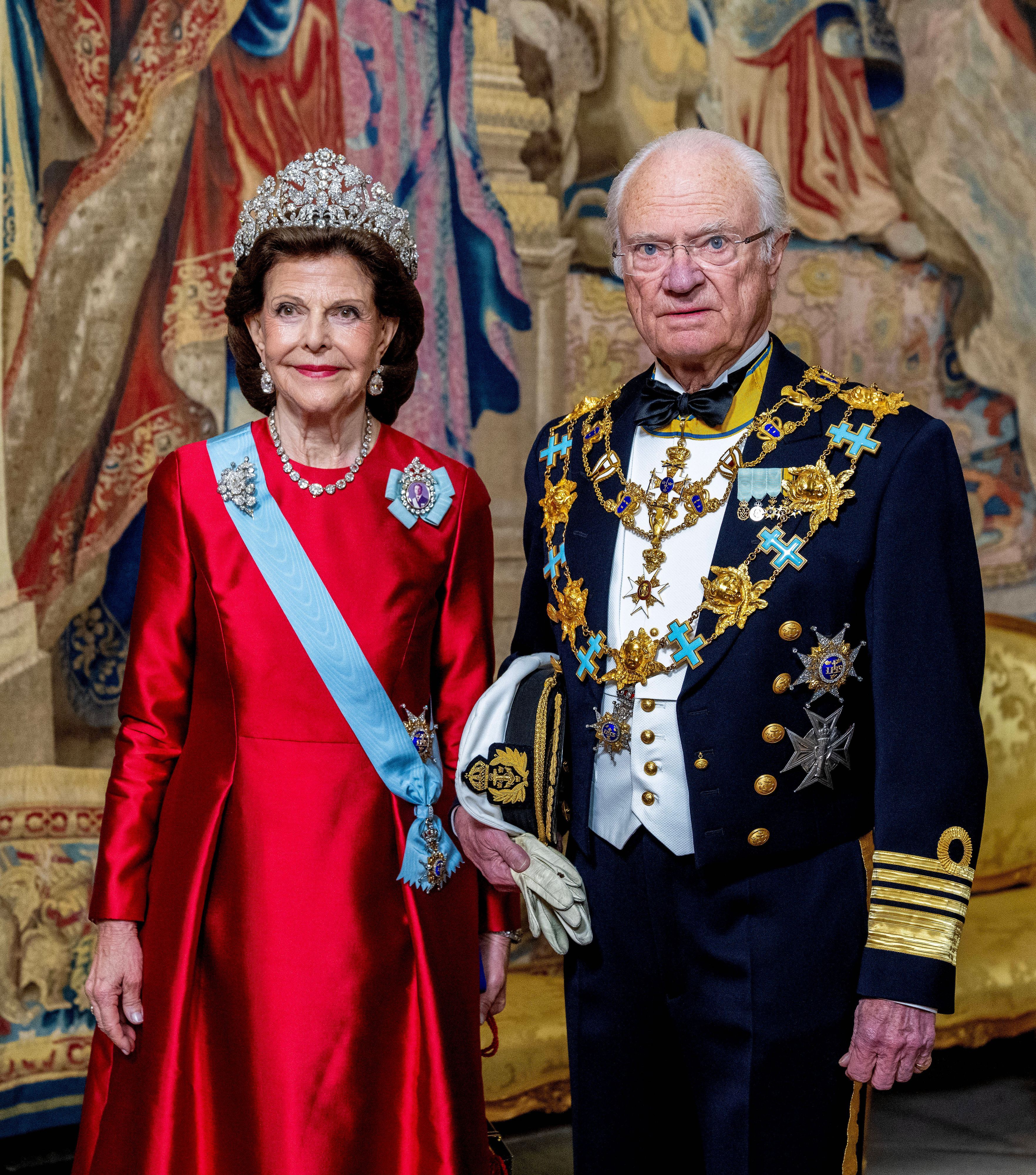 Ein reiferes Königspaar schaut in die Kamera