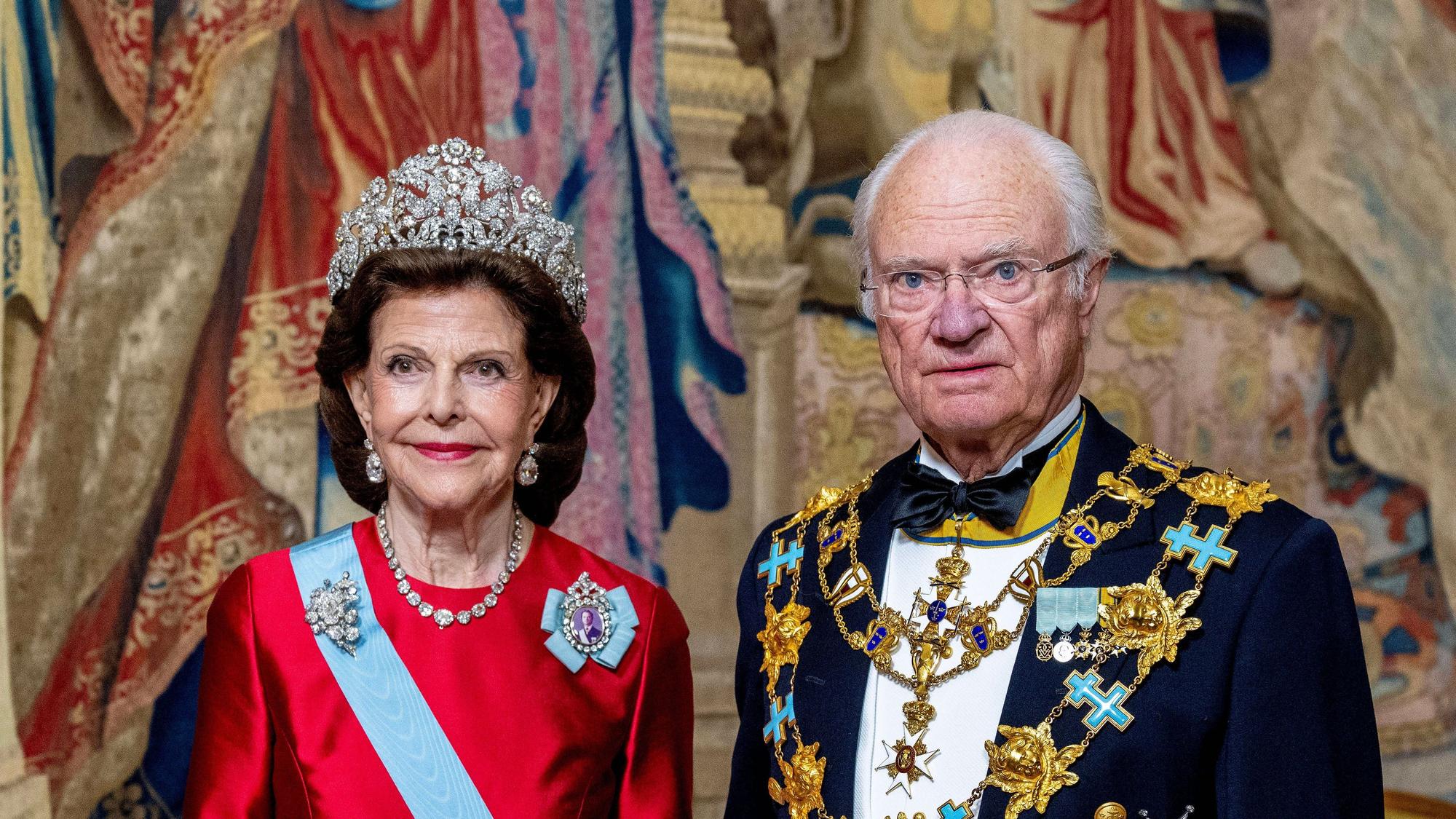 Ein reiferes Königspaar schaut in die Kamera