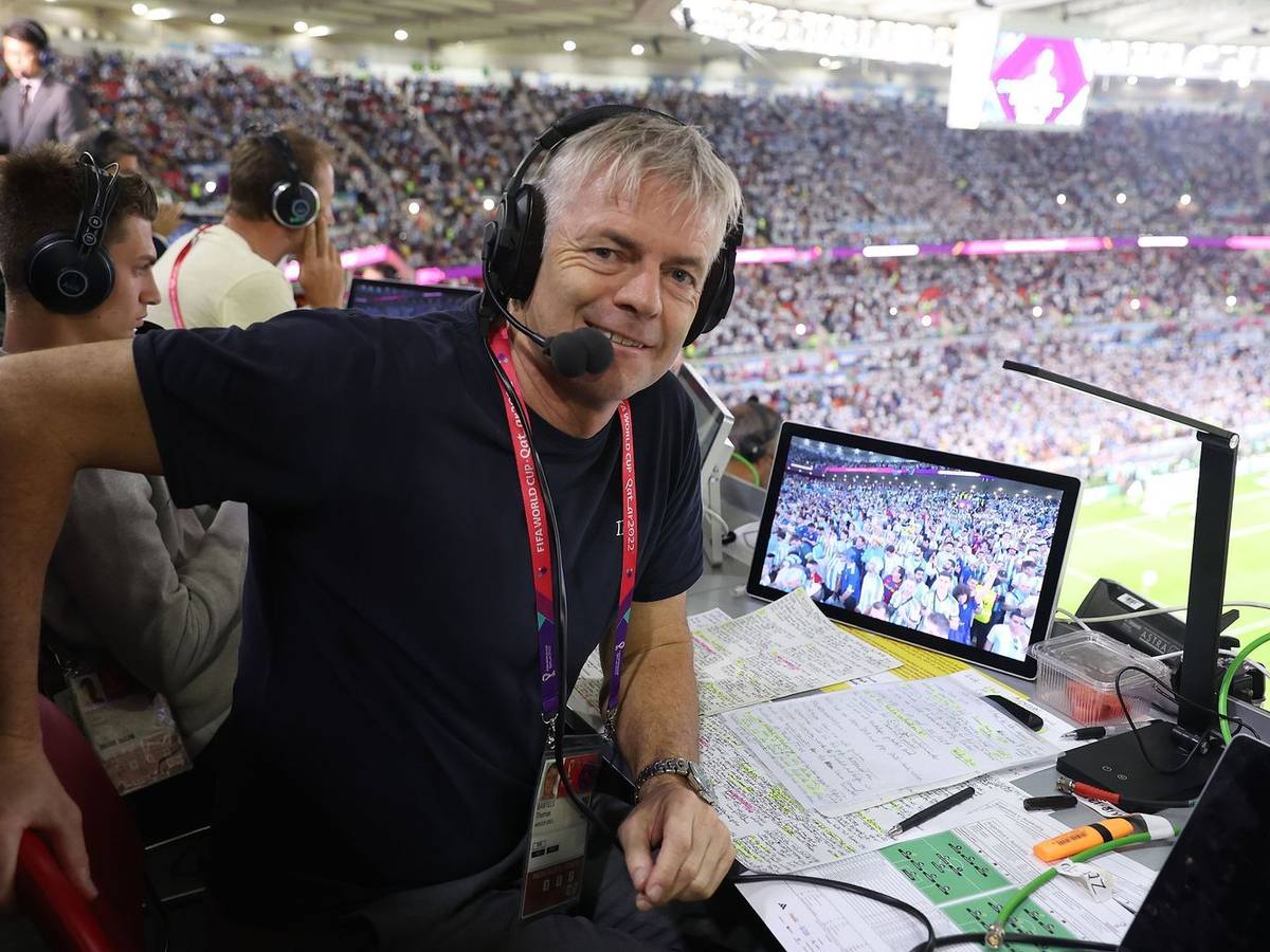 Tom Bartels, hier bei der Katar-WM 2022, kritisiert die Preispolitik der FIFA scharf. (Bild: 2022 Getty Images/Alexander Hassenstein)