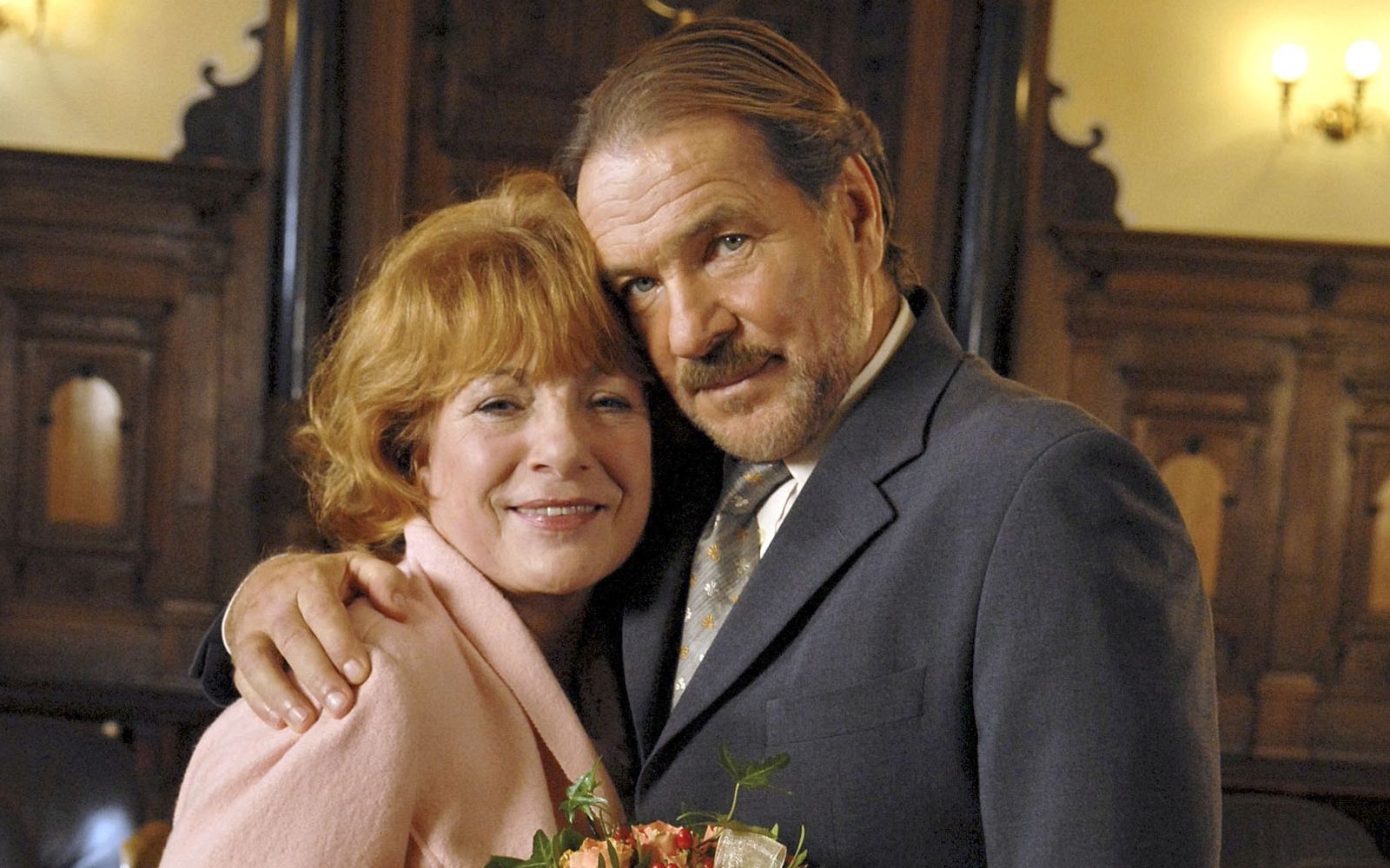 Noch ist alles in Butter: Siegmar (Götz George) und Margret (Hannelore Hoger) haben geheiratet. (Bild: NDR / Susanne Dittmann)