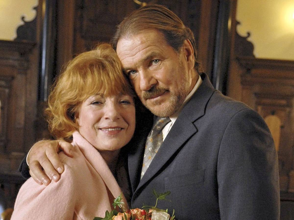 Noch ist alles in Butter: Siegmar (Götz George) und Margret (Hannelore Hoger) haben geheiratet. (Bild: NDR / Susanne Dittmann)