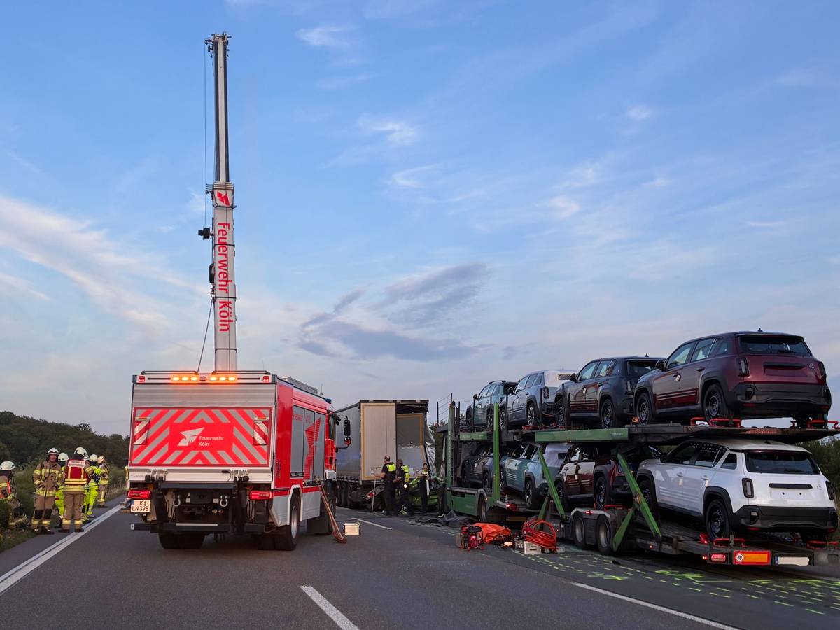 Einsatzkräfte der Feuerwehr beim Unfall auf der A4.