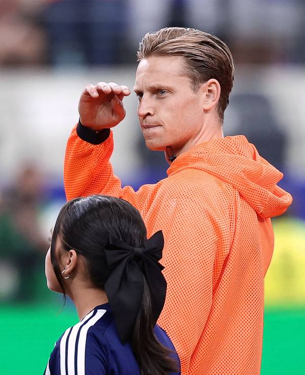 Frenkie de Jong beim Einlaufen ins Stadion vor einem WM-Spiel der Niederlande