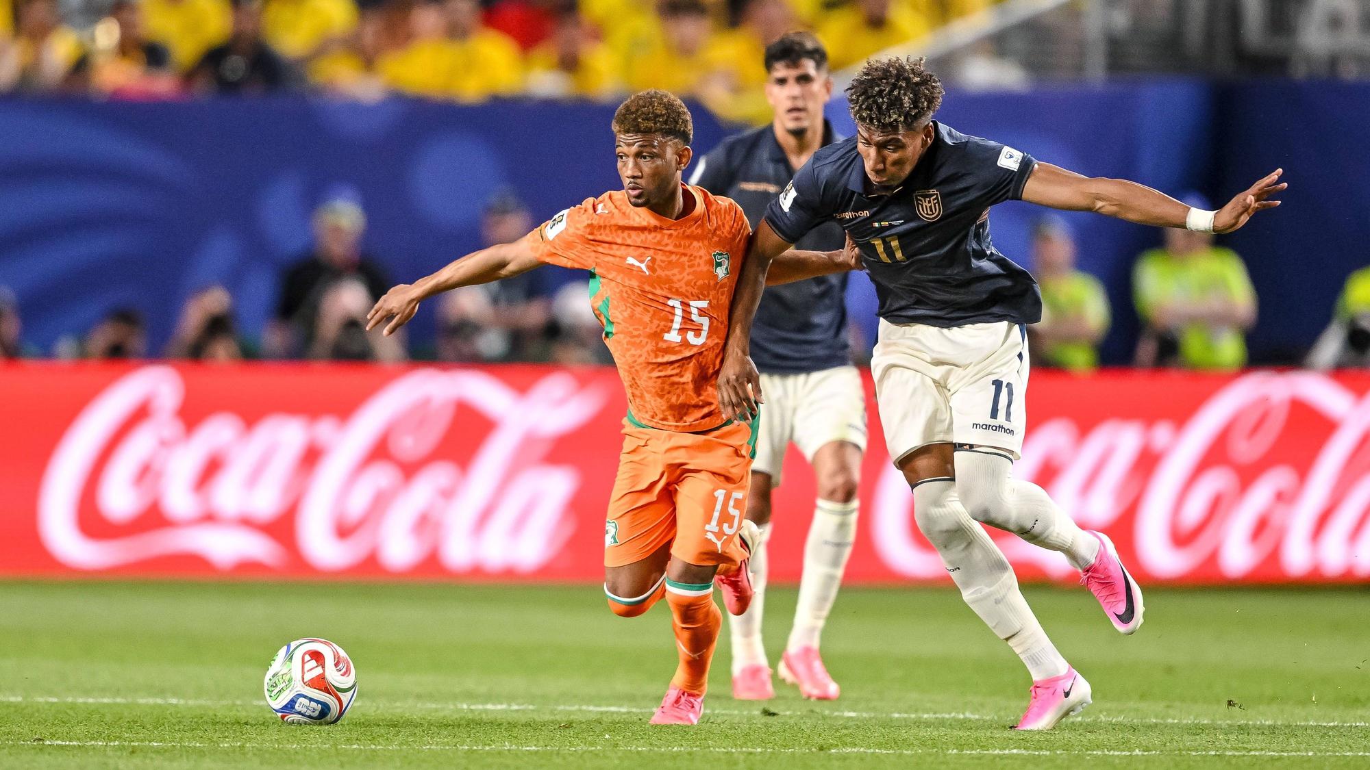 Amad Diallo von der Elfenbeinküste im Zweikampf mit Ecuadors Kevin Rodriguez.