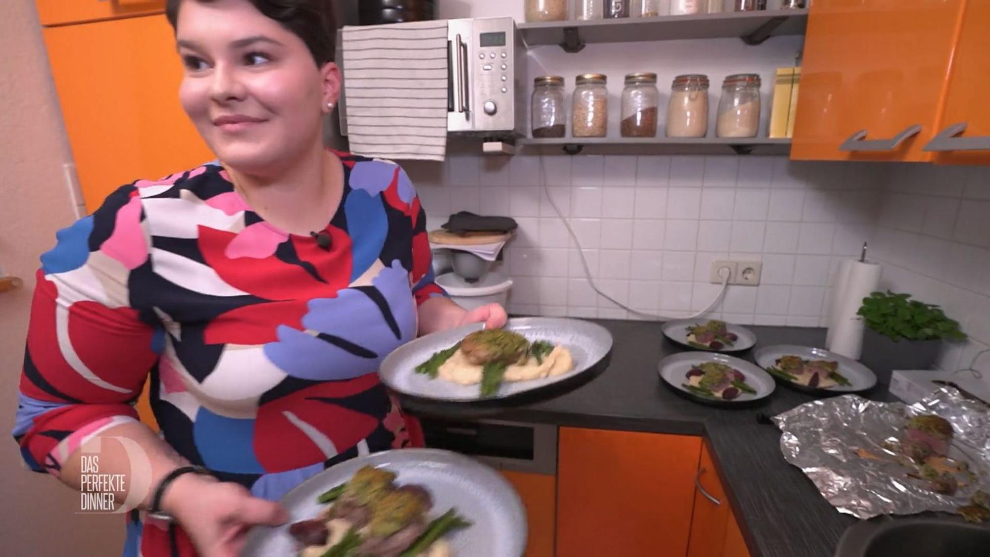 Lamm mit Kräuterkruste, Petersilienwurzel-Mousseline, grünen Bohnen und Rotweinschalotten warten darauf, verspeist zu werden.
(Bild: RTL)