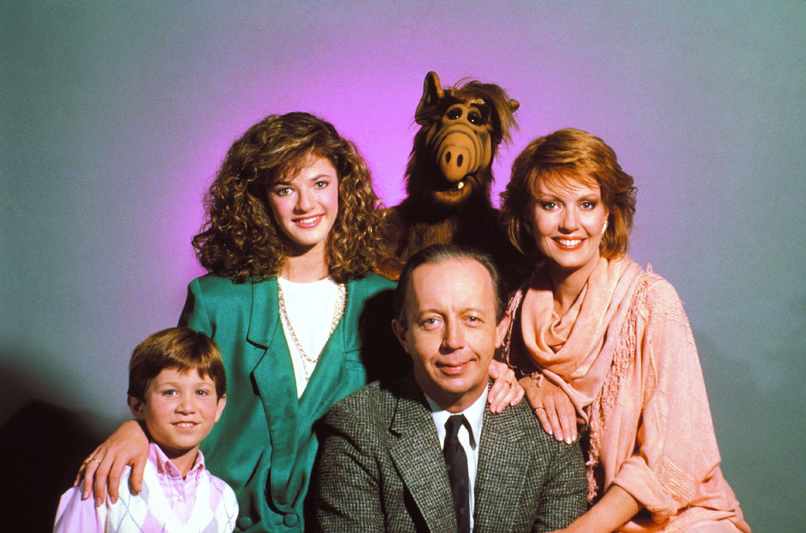 Alf und die Familie Tanner mit Vater Willie Tanner († Max Wright, M), Mutter Kate (Anne Schedeen), Tochter Lynn (Andrea Elson) und Brian Tanner († Benji Gregory).