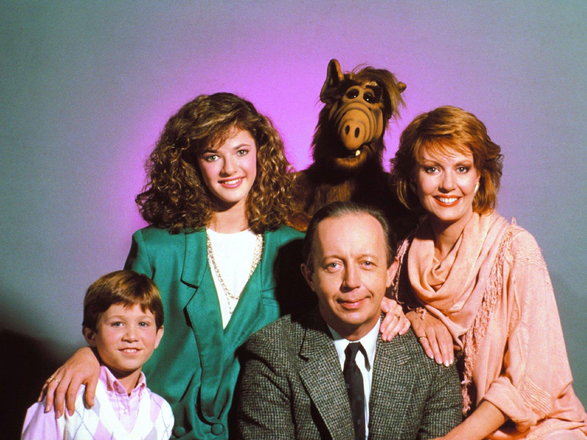 Alf und die Familie Tanner mit Vater Willie Tanner († Max Wright, M), Mutter Kate (Anne Schedeen), Tochter Lynn (Andrea Elson) und Brian Tanner († Benji Gregory).