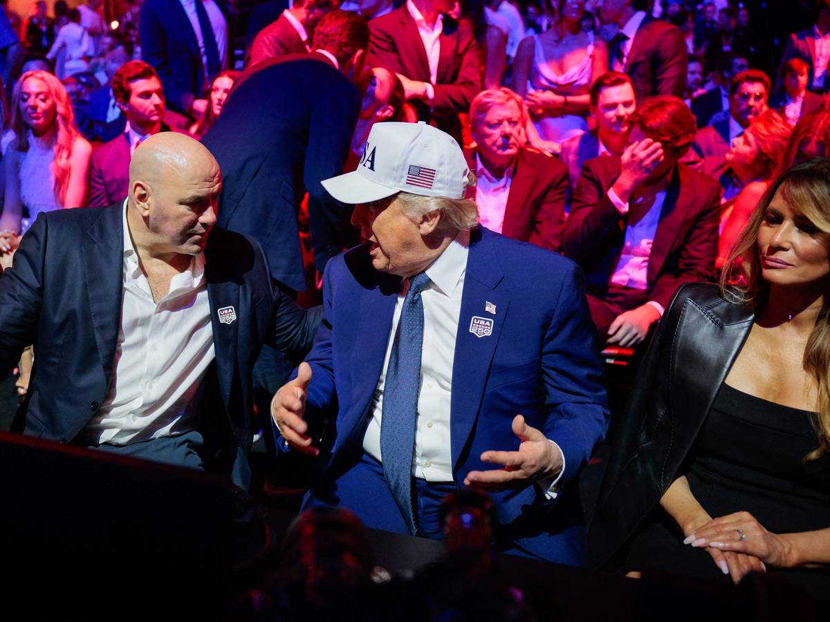 Donald Trump plaudert mit UFC-CEO Dana White (l.) während des UFC Freedom 250. First Lady Melanie Trump sitzt eher teilnahmelos daneben.