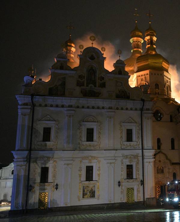 Das Dach der Mariä-Entschlafenskirche der Kiewer Pechersk-Lawra steht während des nächtlichen russischen Angriffs in Flammen