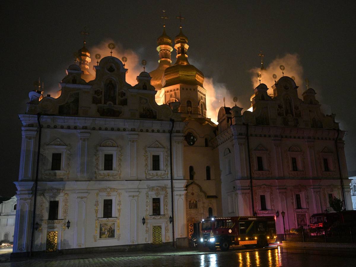 Das Dach der Mariä-Entschlafenskirche der Kiewer Pechersk-Lawra steht während des nächtlichen russischen Angriffs in Flammen