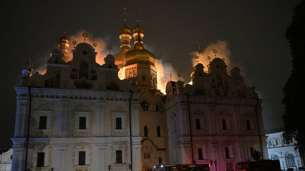 Das Dach der Mariä-Entschlafenskirche der Kiewer Pechersk-Lawra steht während des nächtlichen russischen Angriffs in Flammen