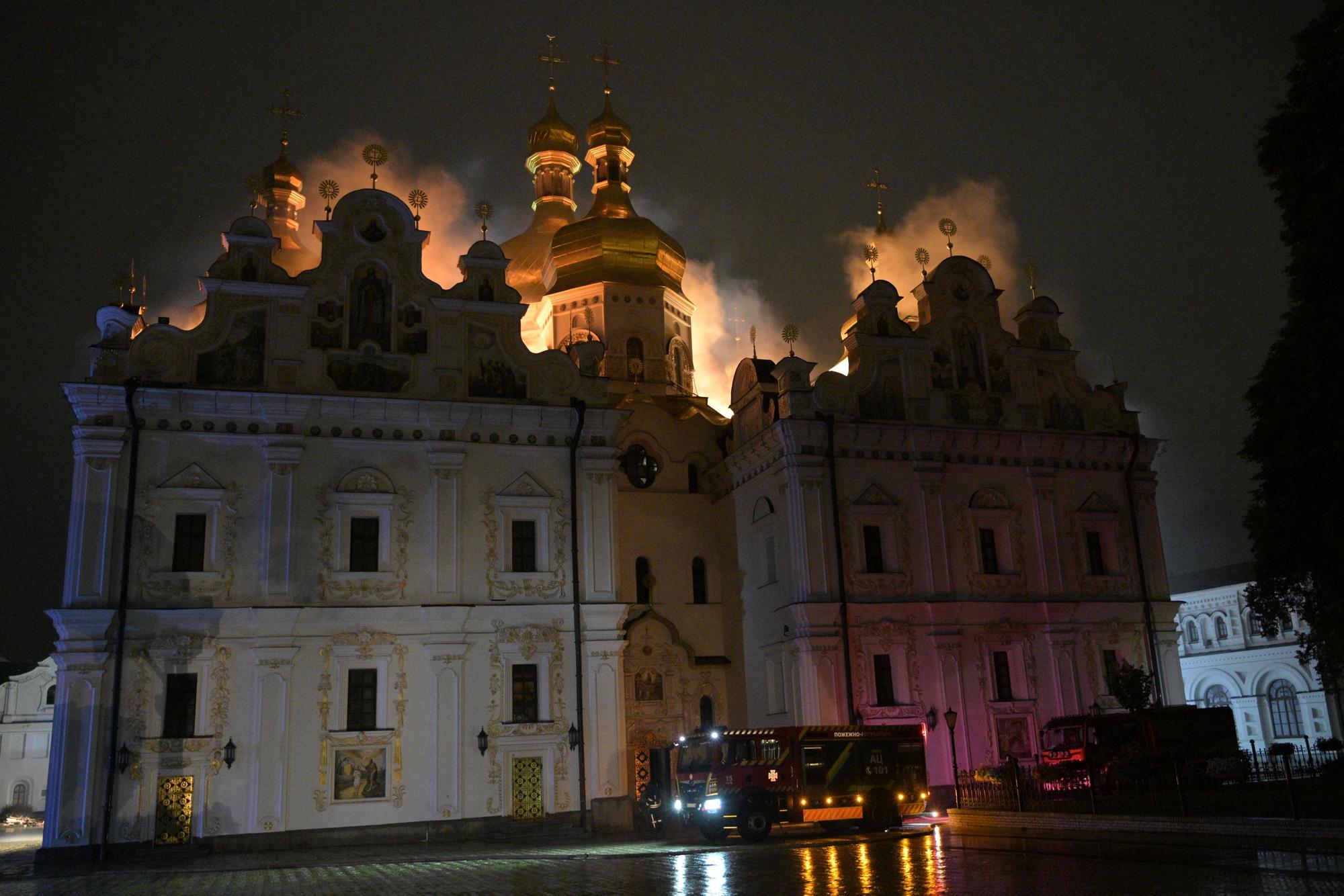 Das Dach der Mariä-Entschlafenskirche der Kiewer Pechersk-Lawra steht während des nächtlichen russischen Angriffs in Flammen