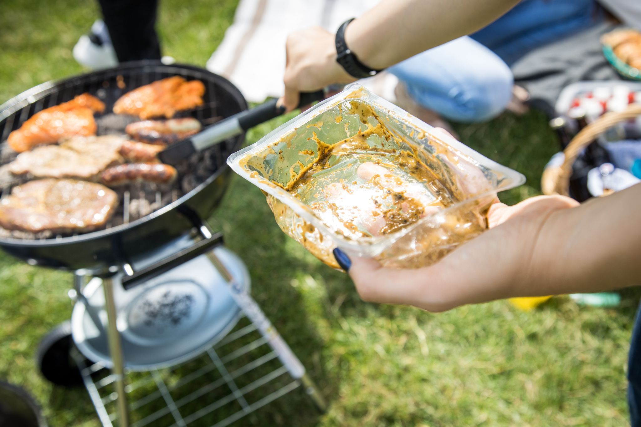 Eine leere Plastikverpackung vor einem Grill