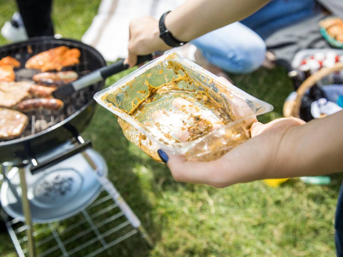 Eine leere Plastikverpackung vor einem Grill