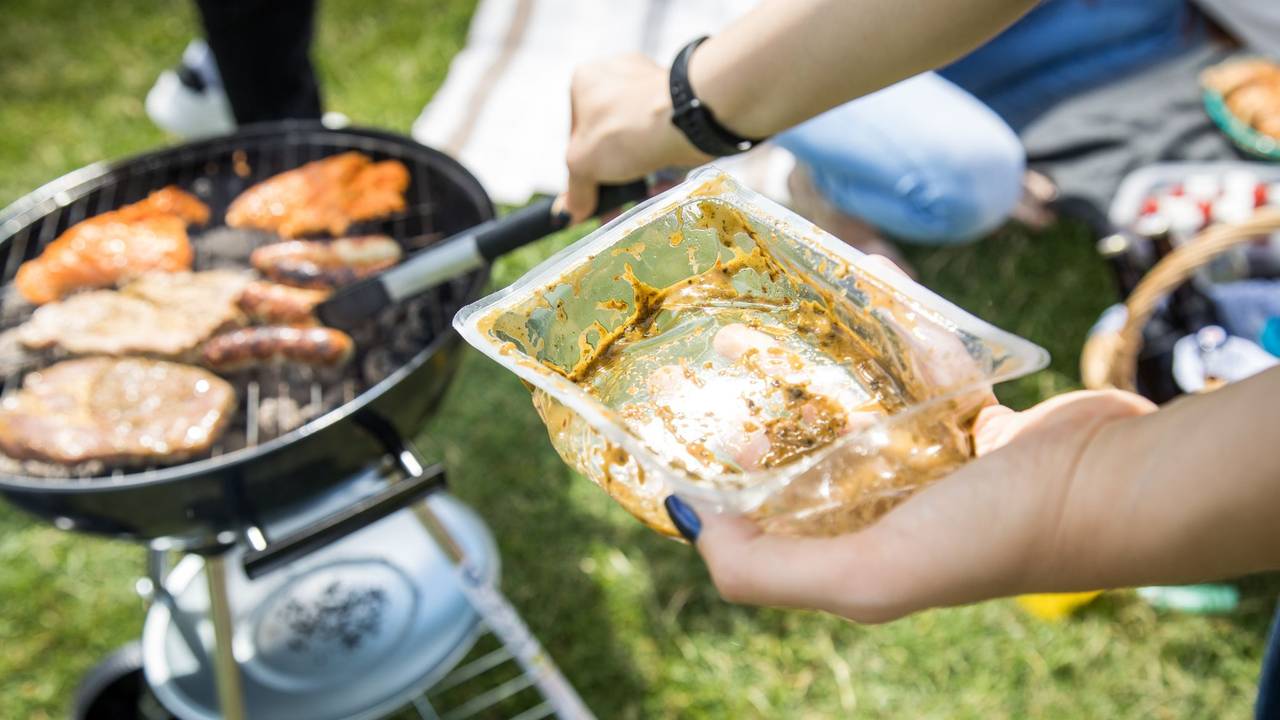 Eine leere Plastikverpackung vor einem Grill