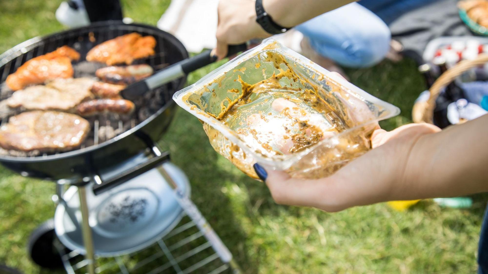 Eine leere Plastikverpackung vor einem Grill