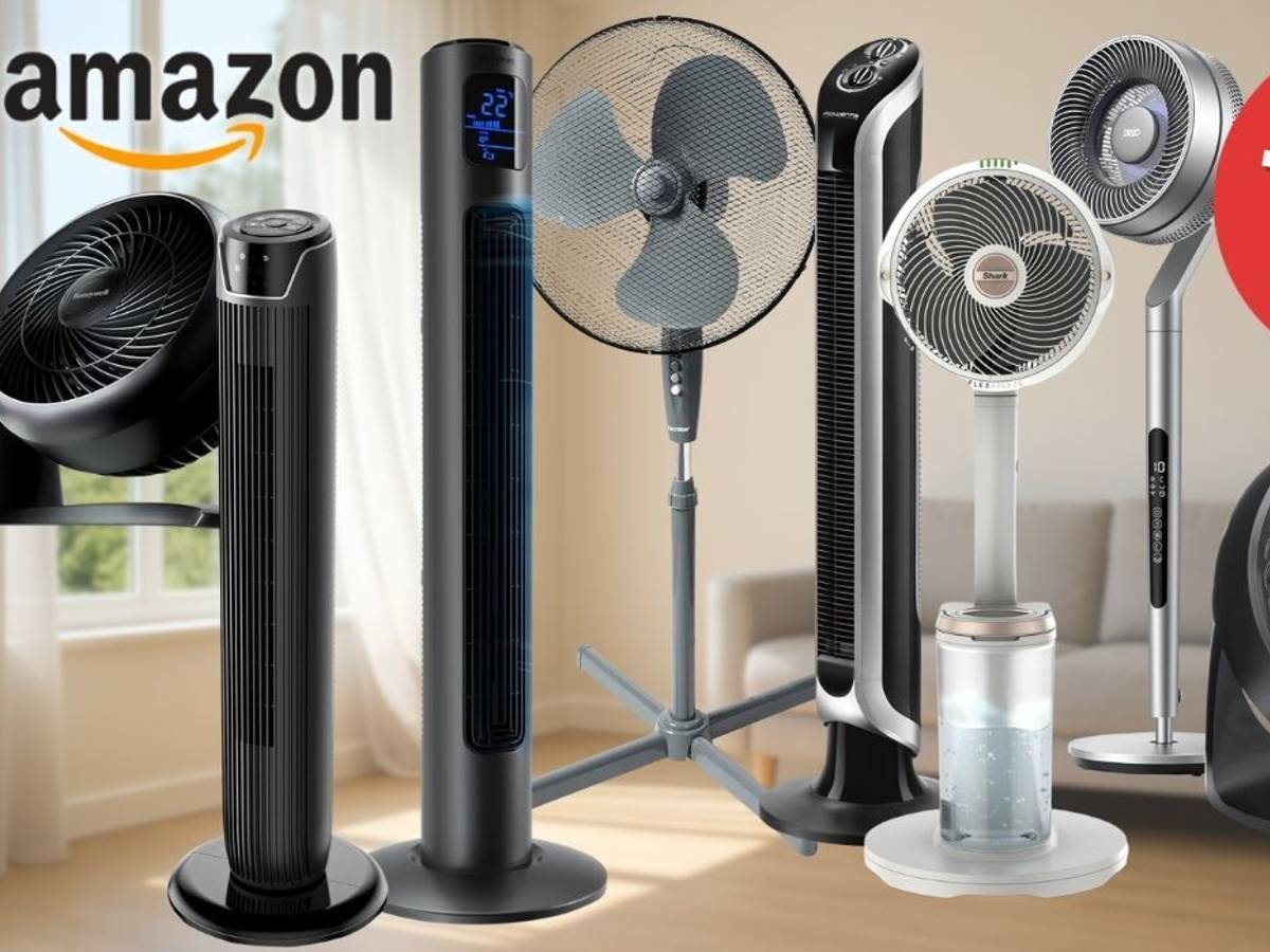 Collage verschiedener Ventilatoren unterschiedlicher Typen und Marken (Tischventilator Honeywell, zwei schwarze Turmventilatoren, ein klassischer Standventilator, ein Shark Standventilator, ein moderner Design-Ventilator mit Wassertank sowie ein Vornado Tischventilator) vor einem hellen Wohnzimmer-Hintergrund. Links oben das Amazon-Logo.