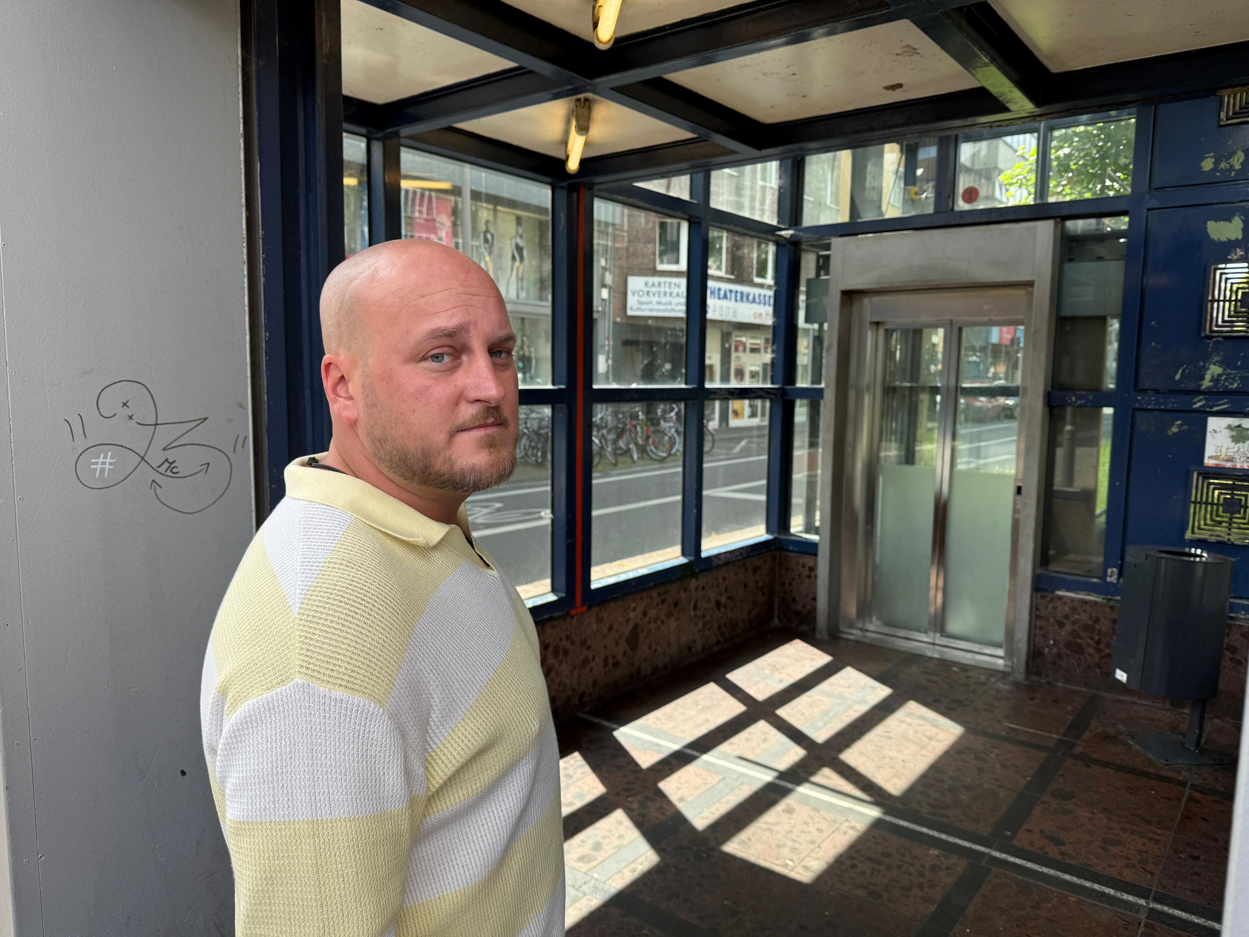 Marcel Kluth steht im Eingang eines Aufzugshäuschens der KVB-Haltestelle Hansaring.
