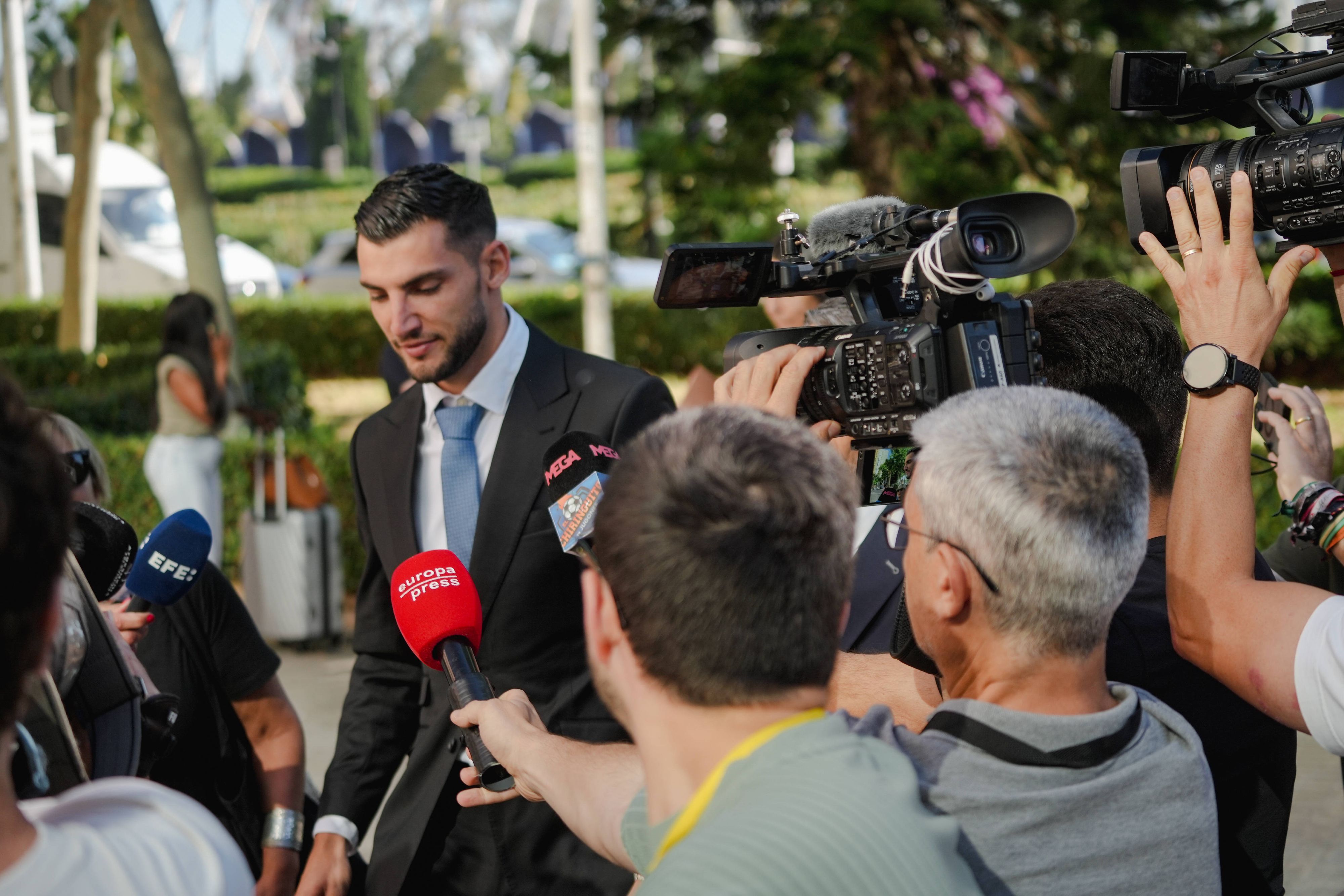 Rafa Mir, belagert von TV-Teams, beim Gang ins Gericht.