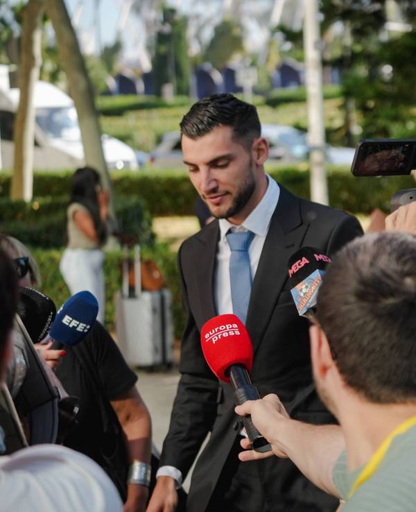 Rafa Mir, belagert von TV-Teams, beim Gang ins Gericht.