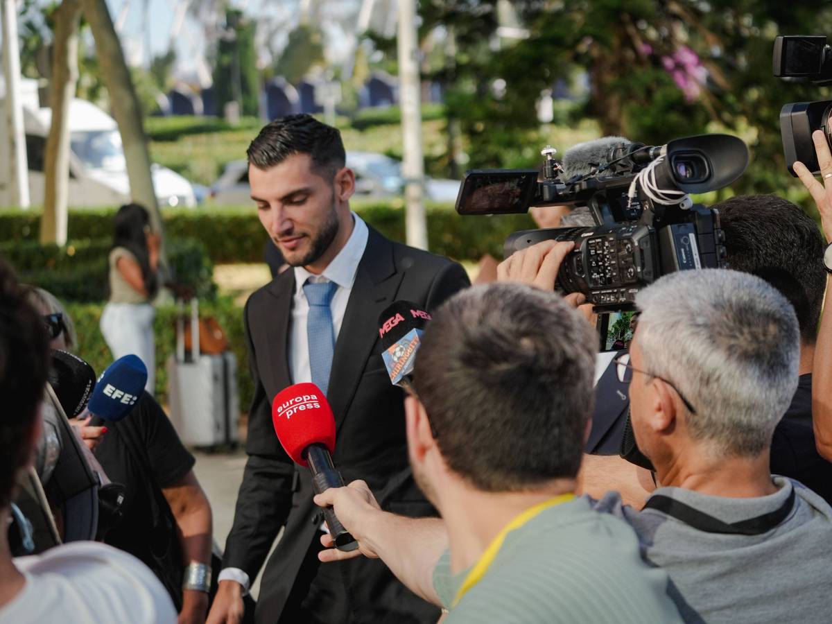Rafa Mir, belagert von TV-Teams, beim Gang ins Gericht.