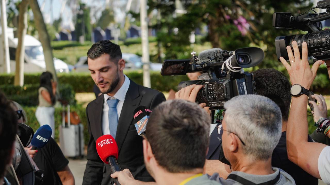 Rafa Mir, belagert von TV-Teams, beim Gang ins Gericht.